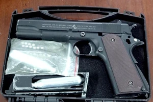 An Giang: Bắt quả tang 1 người đang cất giấu chiếc hộp có súng đạn