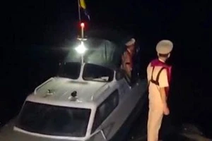 CSGT Đồng Tháp giúp dân vớt 13 lồng bè cá bị cuốn trôi lúc nửa đêm