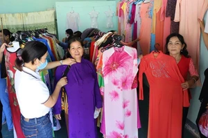 Cửa hàng “Áo dài 0 đồng” ở Đồng Tháp rộn ràng trước thềm 20-10