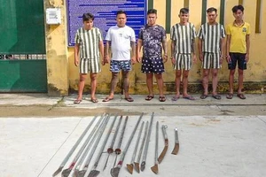 Mang súng, dao tự chế đi giải quyết mâu thuẫn