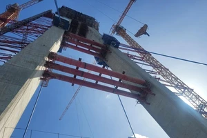 Căng cáp dây văng đầu tiên cầu Mỹ Thuận 2