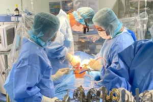 Cứu bệnh nhân người Campuchia bị u nhầy nguy cấp, chi phí tính sau