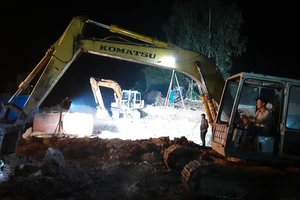 Đưa máy khoan công suất lớn đến giải cứu bé trai rơi xuống trụ bê tông