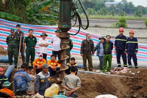 Dự kiến đêm nay sẽ hoàn tất giải cứu bé rơi vào ống trụ bê tông sâu 35 m
