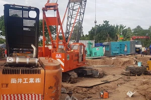 Công tác nhổ trụ bê tông có bé trai mắc kẹt ngày thứ 9