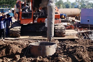 Đang gấp rút hoàn thành đưa cọc bê tông có bé trai lên