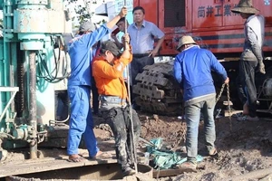 Quá đau lòng: Bé trai rơi xuống ống trụ bê tông ở Đồng Tháp đã qua đời