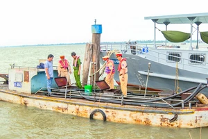 Cần Thơ: Phát hiện tàu chở 4.200 lít dầu DO không hoá đơn trên sông Hậu