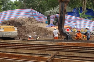 Thành lập tổ điều hành cứu nạn, cứu hộ đưa bé trai bị kẹt trong trụ bê tông lên