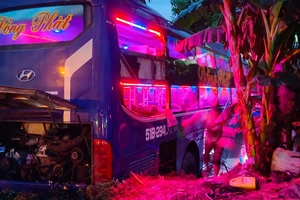 Khách giật vô lăng của tài xế làm xe khách lao xuống mương nước