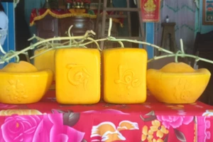 Dưa hấu tạo hình giá 1,5 triệu đồng/cặp đắt như tôm tươi