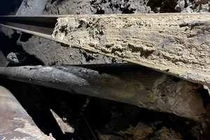 Cắt 1/3 trụ bê tông có bé trai 10 tuổi bị mắc kẹt ở Đồng Tháp