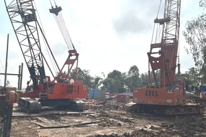 Cố gắng đưa bé trai 10 tuổi bị kẹt trong trụ bê tông lên trong đêm nay