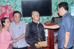 Bộ trưởng Lê Minh Hoan, Chủ tịch Đồng Tháp thăm gia đình bé Hạo Nam