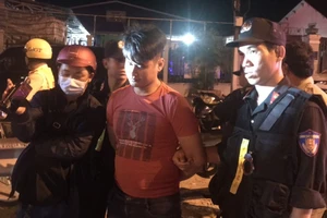 Chở thuê gần 1 kg ma tuý từ TP.HCM về Vĩnh Long thì bị bắt