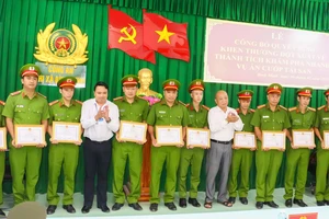 Khen thưởng nhiều người phá nhanh vụ cướp trong tiệm vàng ở Vĩnh Long