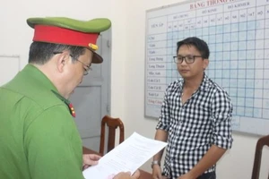 Khởi tố 2 người mua bán thông tin tài khoản ngân hàng