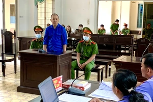 Sát hại hàng xóm vì chuyện… cái mái tôn