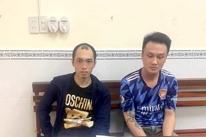 Buộc 2 người đàn ông nhặt lại hết tờ rơi cho vay nặng lãi đã rải ngoài đường