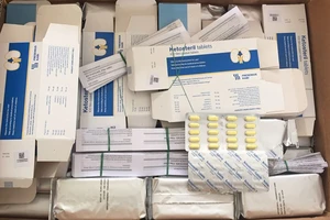 Phát hiện lô tân dược nghi nhập lậu ở trạm chuyển phát nhanh