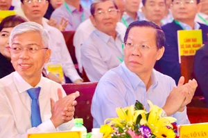 Chủ tịch UBND TP.HCM Phan Văn Mãi và Phó Chủ tịch Võ Văn Hoan. Ảnh: HẢI DƯƠNG