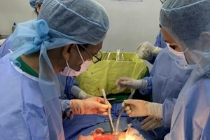 Bị tắc ruột vì thói quen ăn chà là nguyên vỏ