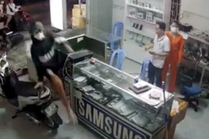 Bắt 2 thanh thiếu niên đuổi chém một thiếu tá công an 