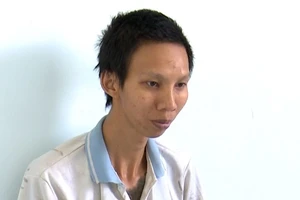 Cho là ô tô không nhường đường, nam thanh niên ném gạch vào xe 