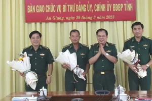  Bàn giao chức trách Chính ủy Bộ đội Biên phòng tỉnh An Giang