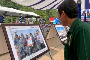 Trưng bày ảnh 'Luật gia Việt Nam với biển đảo quê hương' tại Cần Thơ