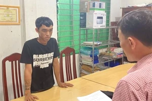 Đem súng đạn vừa mua ra vườn bắn thử thì bị bắt 