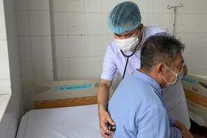 Ho ra máu, viêm phổi nặng đến bệnh viện mới biết bị hóc xương cá