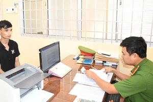 Mang điện thoại đi bán, nổi lòng tham trộm 4 điện thoại của tiệm