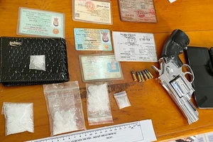 Khi bán ma túy thì 'tiếp thị' luôn súng quân dụng, bị công an bắt quả tang