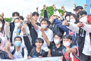 130 sĩ tử ở Kiên Giang vượt biển vào đất liền thi tốt nghiệp THPT