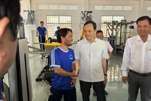 Phó Thủ tướng Trần Lưu Quang thăm, tặng quà tại Cơ sở cai nghiện ma túy Vĩnh Long