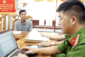 Bắt 2 kẻ trộm pin sạc của máy bay xịt thuốc nông nghiệp