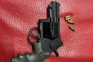 Bị tạm giữ hình sự vì mua súng, đạn để phòng thân