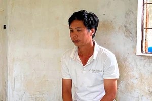 Vờ mua, đeo thử nhẫn vàng ở tiệm rồi bỏ chạy 