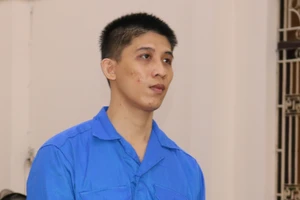 Được cho khẩu súng liền rủ bạn đi gây án