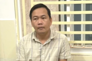 Giả giám đốc đi lừa đảo rồi 'nướng' vào cờ bạc online