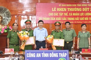 Khen thưởng lực lượng truy bắt nhanh 2 kẻ cướp ở Long An