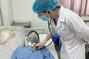  Phẫu thuật lấy đoạn khăn giấy 15cm nằm sâu trong phế quản