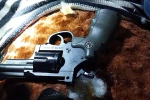 Tạm giữ 1 người đàn ông giấu khẩu súng trong gấu bông