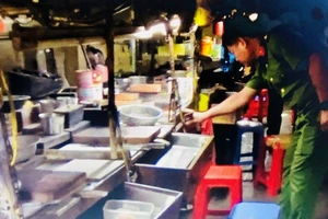 Vụ bắt 19kg nghi là vàng: Thu giữ thêm 14 kg vàng, giữ 5 người liên quan