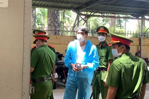 Hoãn xử cựu cán bộ Hải quan vụ bắt tay doanh nghiệp buôn lậu đường