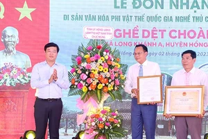 Nghề dệt trăm tuổi ở Đồng Tháp nhận bằng Di sản văn hóa phi vật thể Quốc gia 