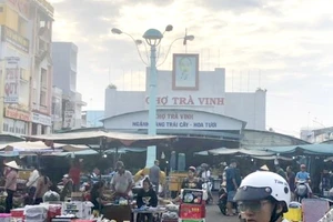 Phó giám đốc trung tâm văn hoá mất chức vì ném chất bẩn vào ki ốt người khác