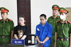 Bực xe cấp cứu bật còi ưu tiên và vượt qua, 2 thanh niên chạy theo ném đá cho bõ ghét