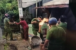 An Giang thông tin vụ ngăn cản thi công cầu, dùng giẻ tẩm xăng tấn công công an